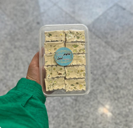 نوقا پسته ای خوشمزه و سنتی با پسته تازه و شهد طبیعی، نرم و مقوی