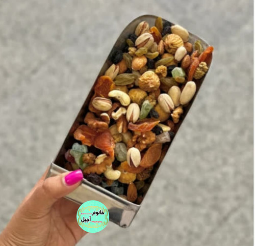 آجیل شیرین مخلوط تازه شامل بادام، پسته، کشمش و ... با طعم ملایم و شیرین
