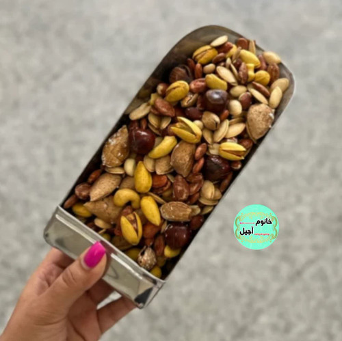 آجیل مخلوط تازه شامل پسته، بادام، فندق و بادام هندی با کیفیت بالا
