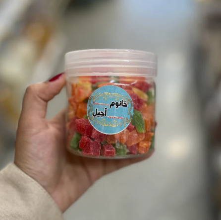 حبه های میوه استوایی رنگارنگ و تازه، میان وعده ای خوشمزه و سالم با طعم های گرمسیری